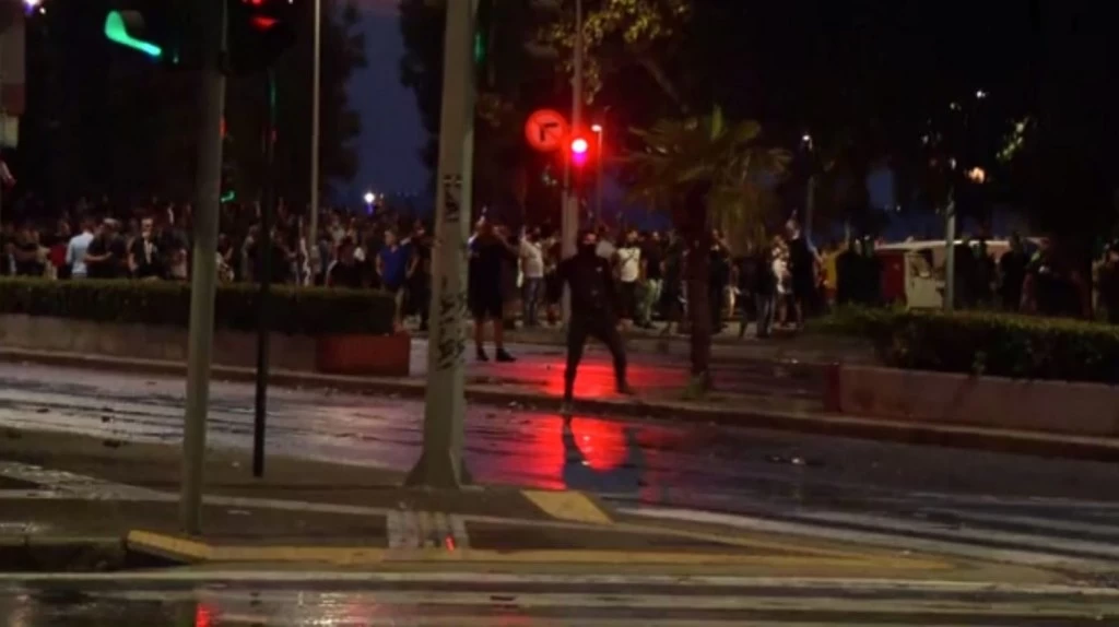 Επεισόδια μπροστά στο δημαρχείο Θεσσαλονίκης - Χημικά και κρότου λάμψης από την ΕΛ.ΑΣ